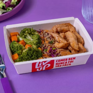 Frango em tiras, mix de quinoa, brócolis e cenoura
