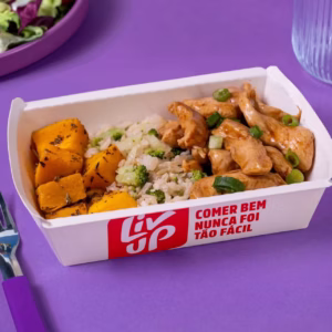 Frango oriental, arroz com brócolis e abóbora