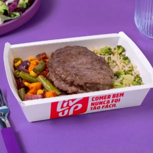 Hambúrguer de carne, arroz integral com brócolis e legumes
